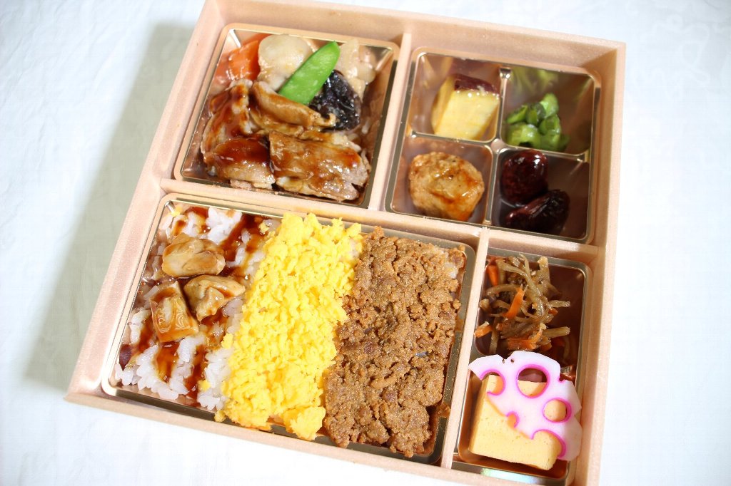 特選トロ牛上カルビ焼肉と鶏そぼろ御飯の旬菜御膳