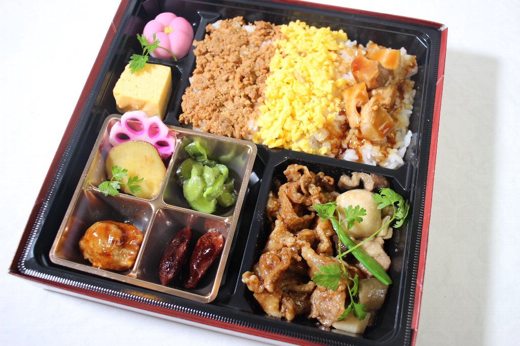 特選トロ牛上カルビ焼肉と鶏そぼろ御飯 四種の副材付き懐石御膳